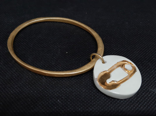 Oggicucio spilla bracciale in ceramica con cerchio in zama