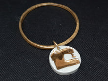 Carica l&#39;immagine nel visualizzatore di Gallery, Oggicucio spilla bracciale in ceramica con cerchio in zama
