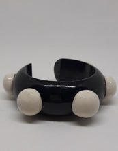 Load image into Gallery viewer, Click Clack White and Black bracciale in ceramica e legno
