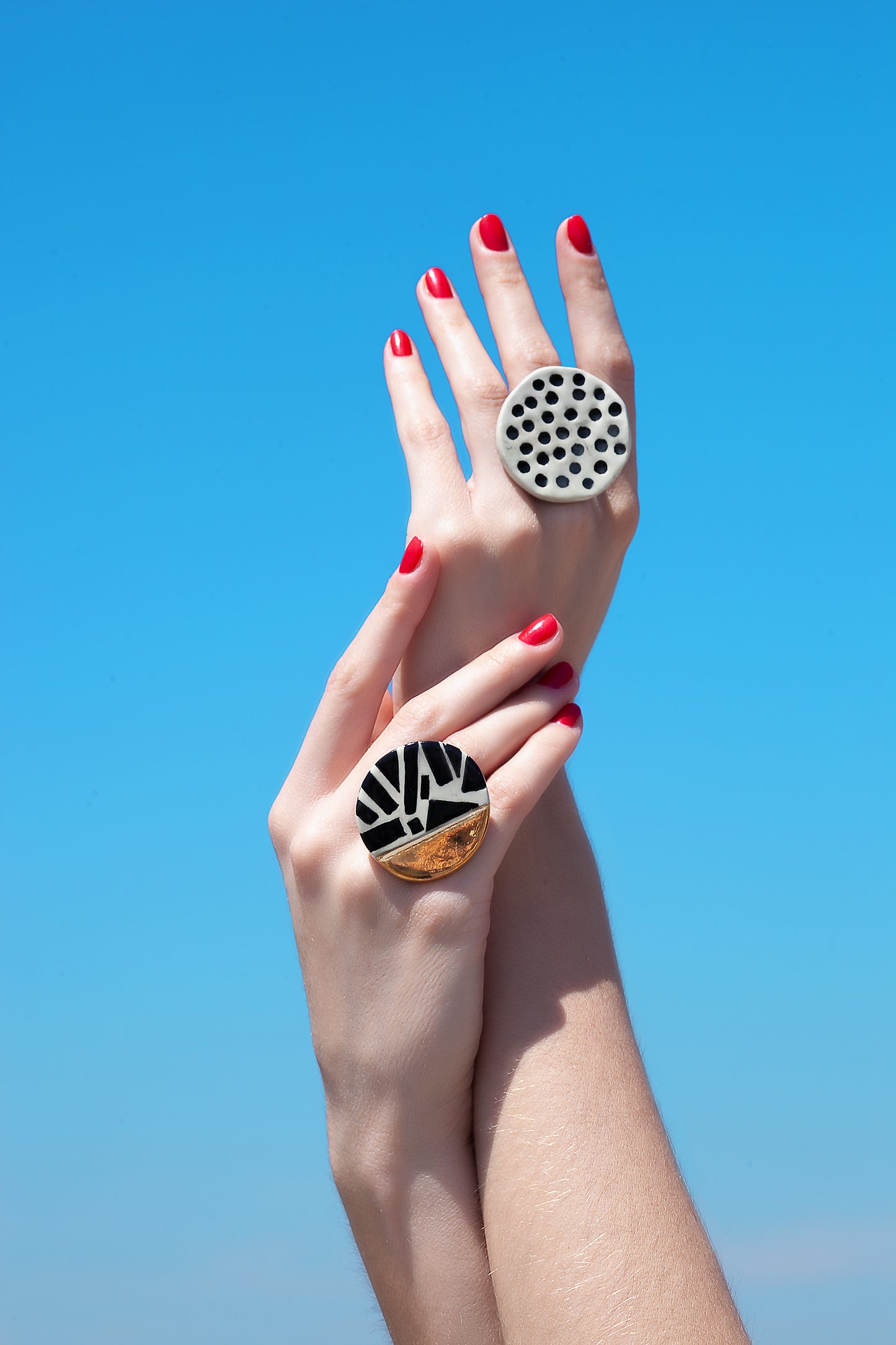 Golden labyrinth ceramic ring