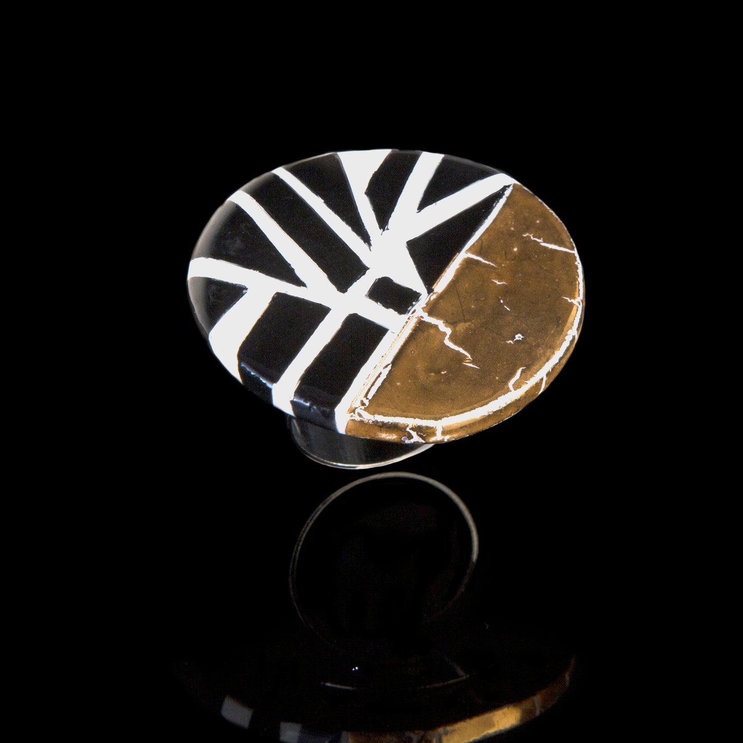 Golden labyrinth ceramic ring