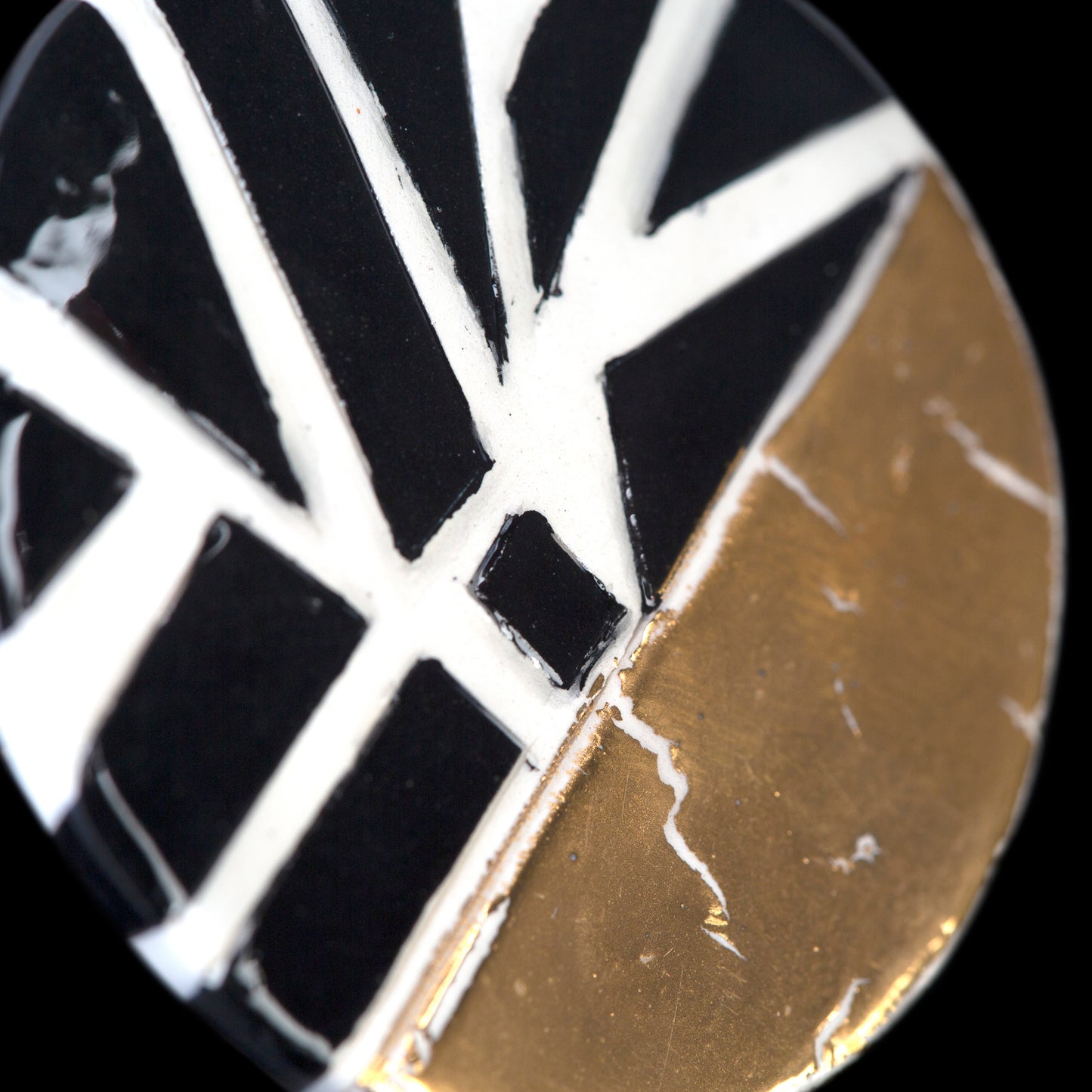 Golden labyrinth ceramic ring